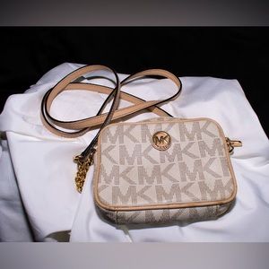 Small Micheal Kors crossbody